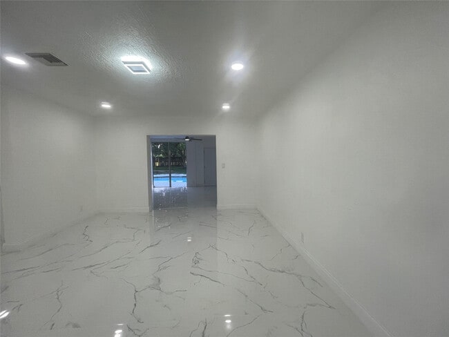 Foto del edificio - 3290 NW 39th St