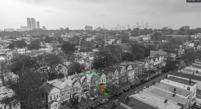 Building Photo - 294 Ege Ave