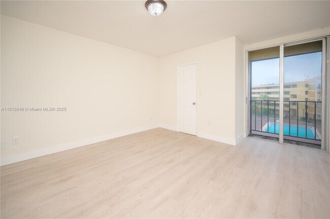 Foto del edificio - 9210 Fontainebleau Blvd