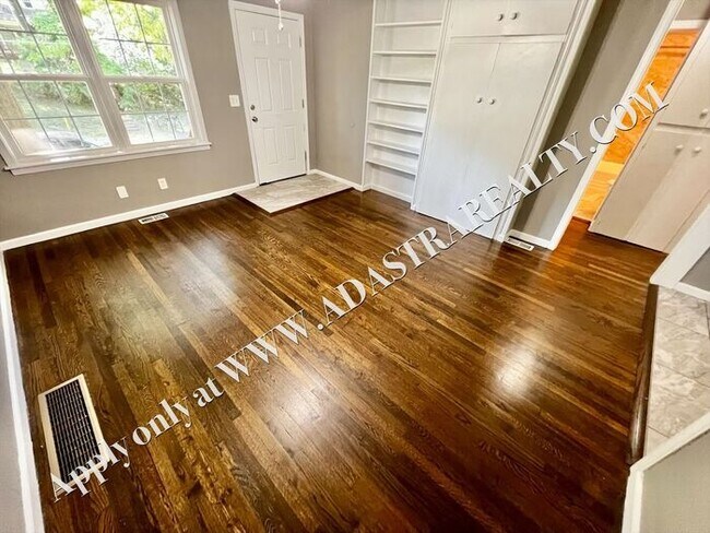 Foto del edificio - Cozy 2 Bed 1 Bath Duplex in Independence-Available in MARCH!!