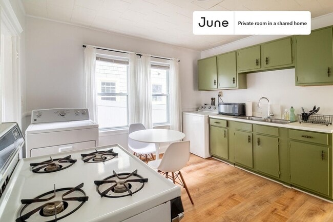 Building Photo - Room in Shared 4 bed/1 bath home