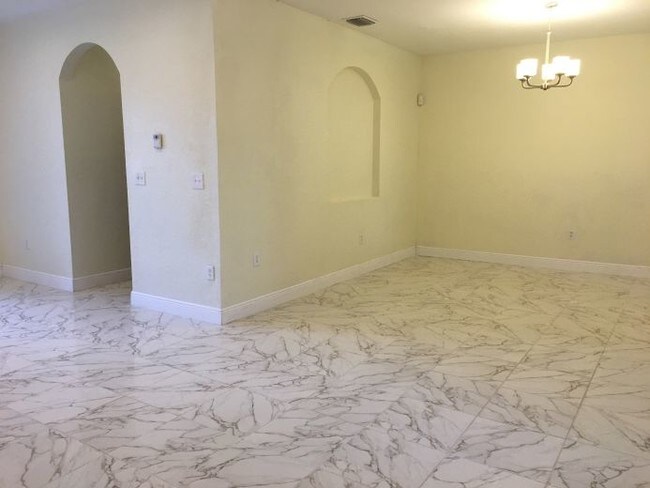 Foto del edificio - 21725 Ingraham Avenue Rd