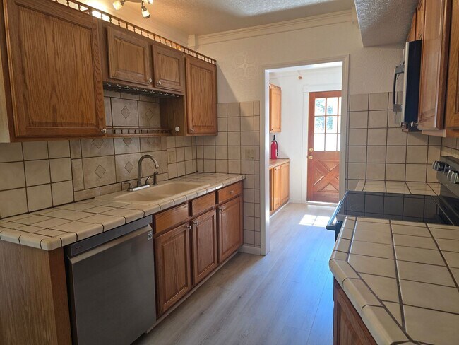 Building Photo - 652 Arbutus St