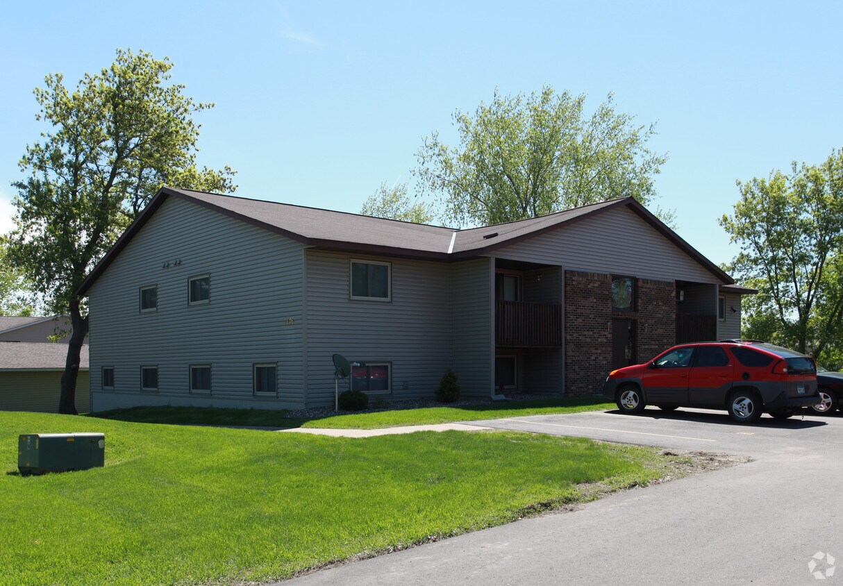 1616 Pinewood Ln, Hudson, WI 54016 Apartments in Hudson, WI