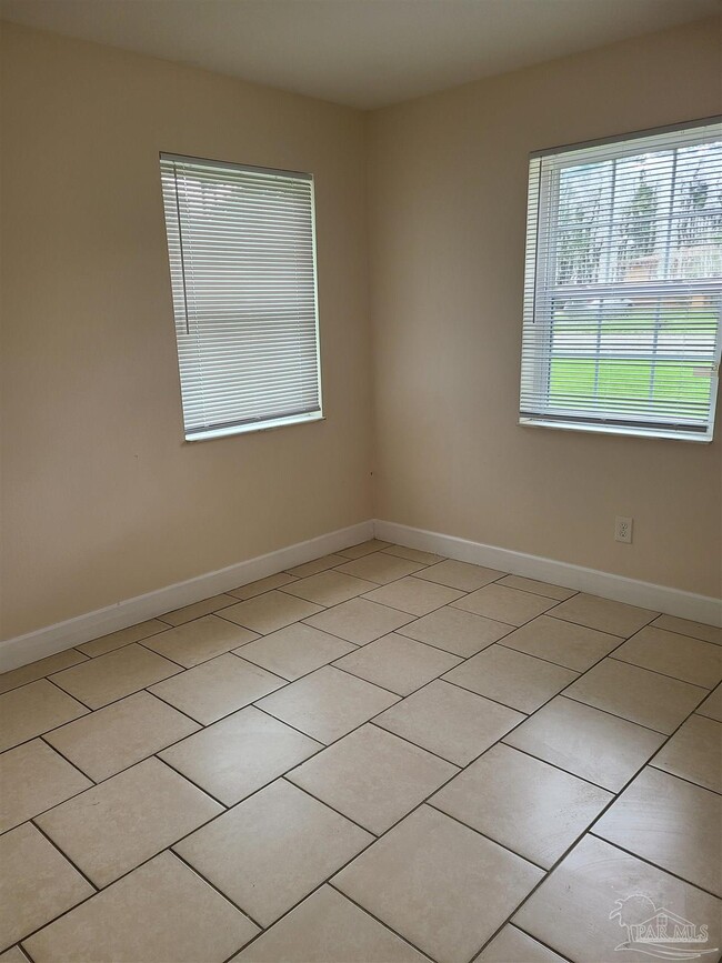 Building Photo - 204 Holmes Dr