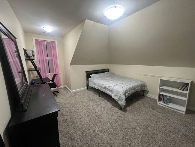 Foto del edificio - 5467 Maple Ave