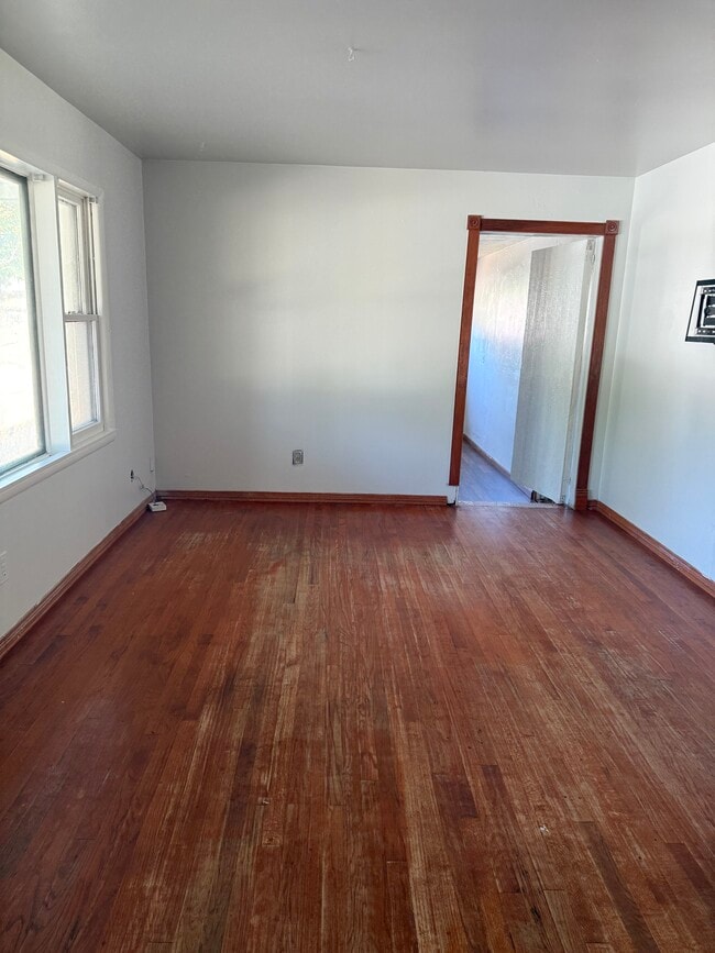 Building Photo - 1410 N Ash St