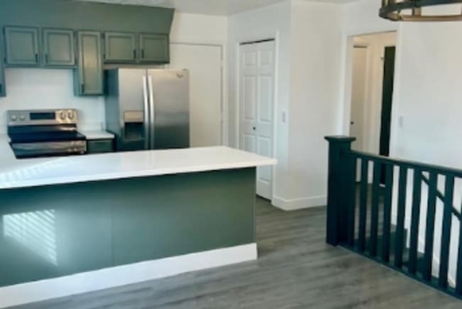 Building Photo - 5 spacious bedrooms, 2.5 bathroom house in Orem