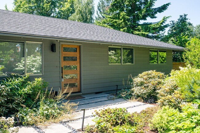 Foto del edificio - Charming Mid-Century Home in Lake Oswego School District