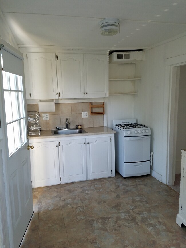 Kitchen - 2511 N Pershing Dr