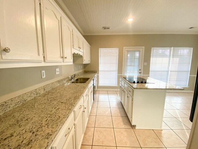 Foto del edificio - 4 bedroom, 3 bath with a Bonus room near Riverdale and Stateline