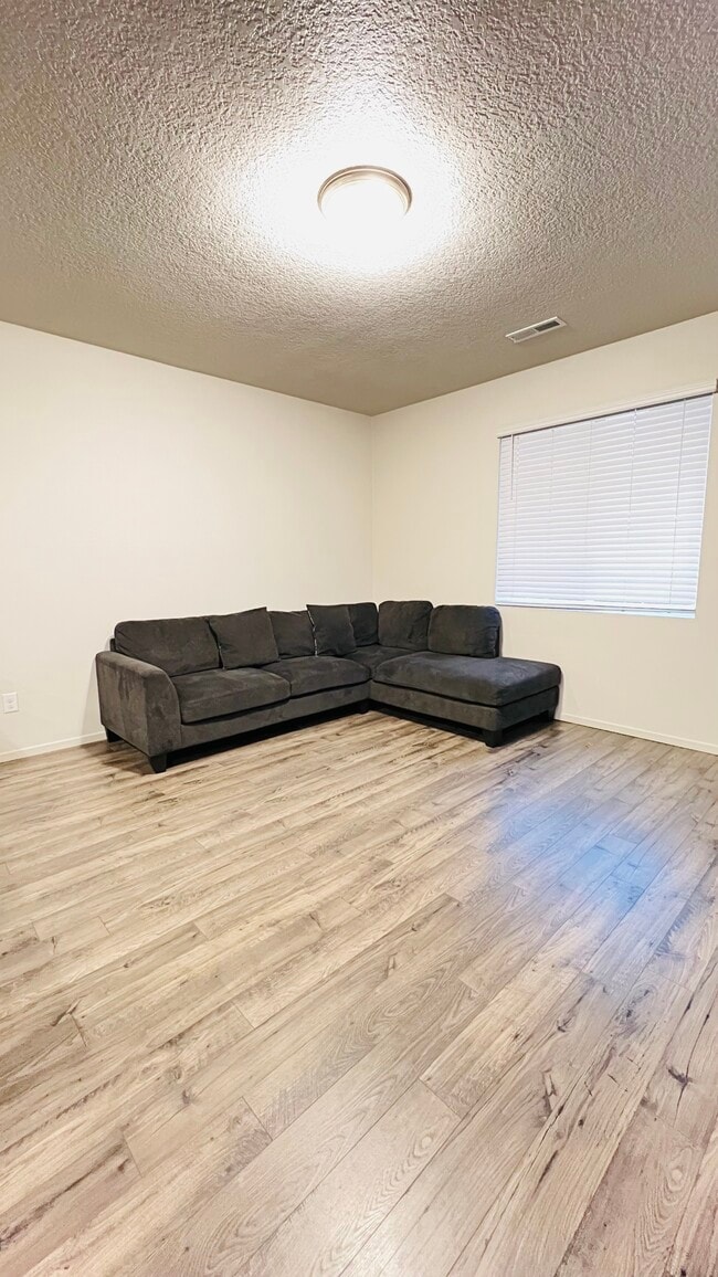 Living room - 720 NE 138th Pl