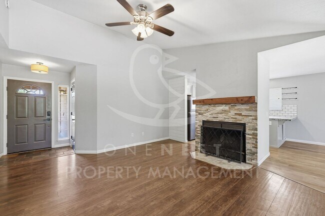 Foto del edificio - Charming and thoughtfully upgraded 3-bedroom, 2-bathroom single-level