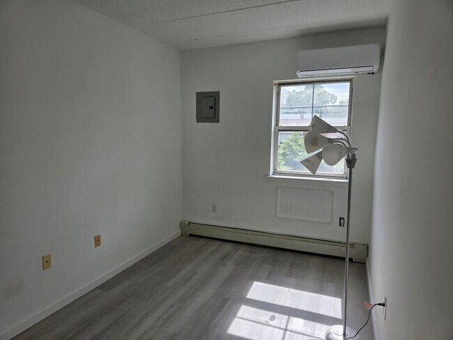 Foto del edificio - 832 Bryant Ave