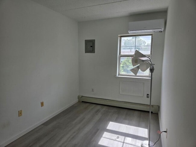 Building Photo - 832 Bryant Ave