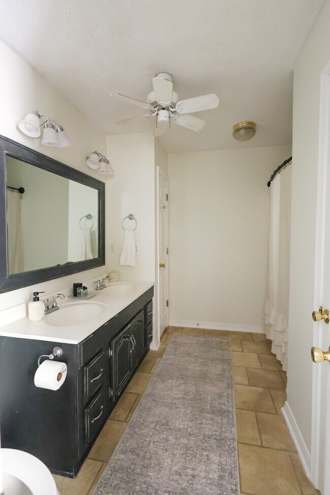 Baño principal con 2 armarios de almacenamiento. - 15 Caitlin Ave