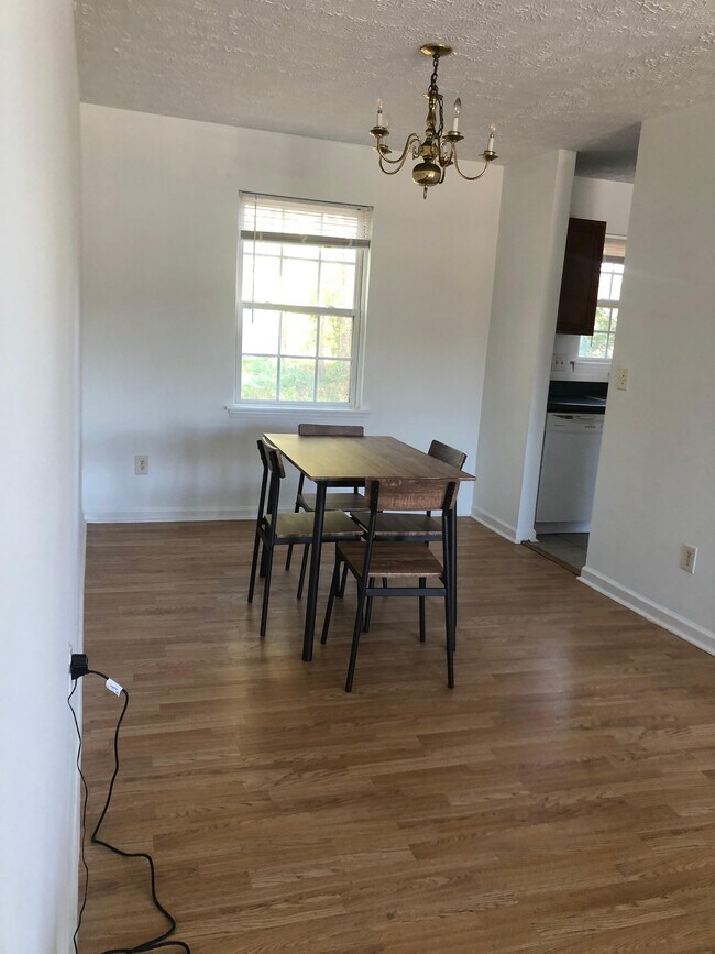 Foto del edificio - Room in Single Family Home on Renyard Ct