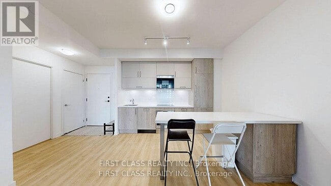 Photo du bâtiment - 8119 Birchmount Rd