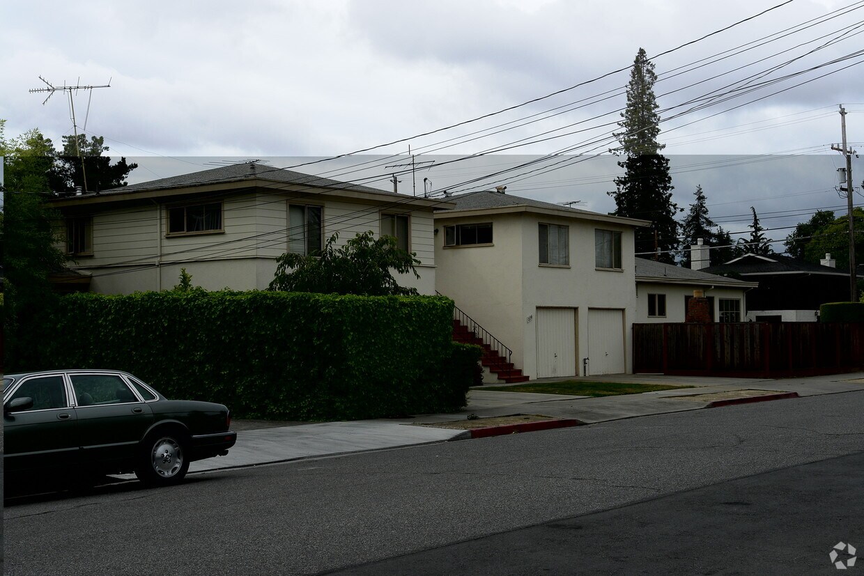 Building Photo - 830 University Dr