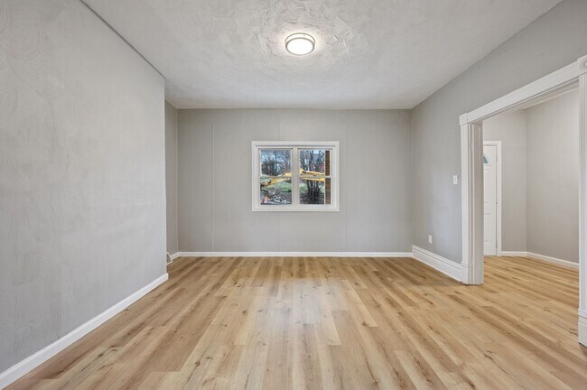 Building Photo - Beautiful Fully Renovated 4 Bedroom Home I...