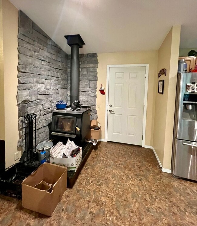 Building Photo - 3 Bedroom / Pet Friendly / 2-Car Garage