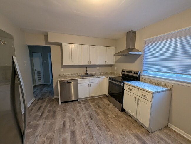 Building Photo - Lovely on Lorna