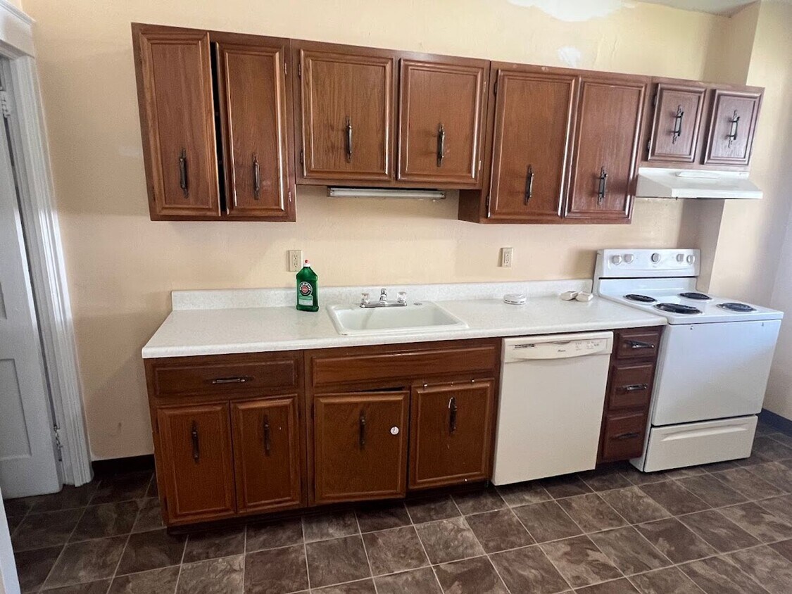Primary Photo - Large 4 Bedroom House