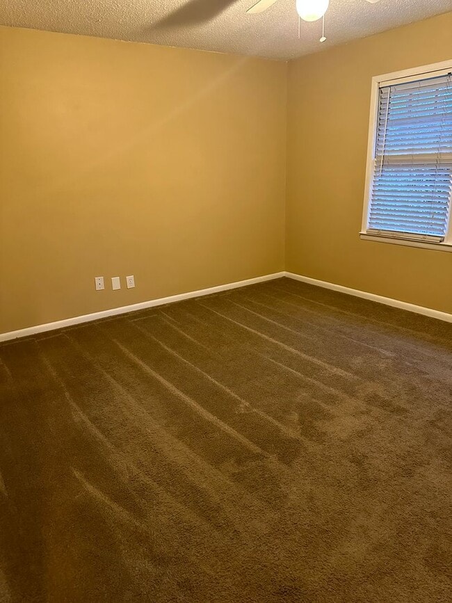 Foto del edificio - 2 bedroom 1.5 bath condo now available for rent in Dalton, GA