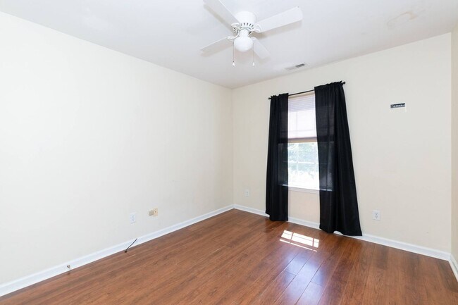 Foto del edificio - 304 Providence Hall Dr