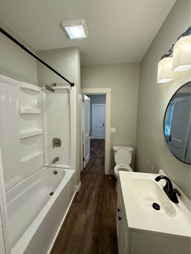 Foto del edificio - 1807 C Ave NE