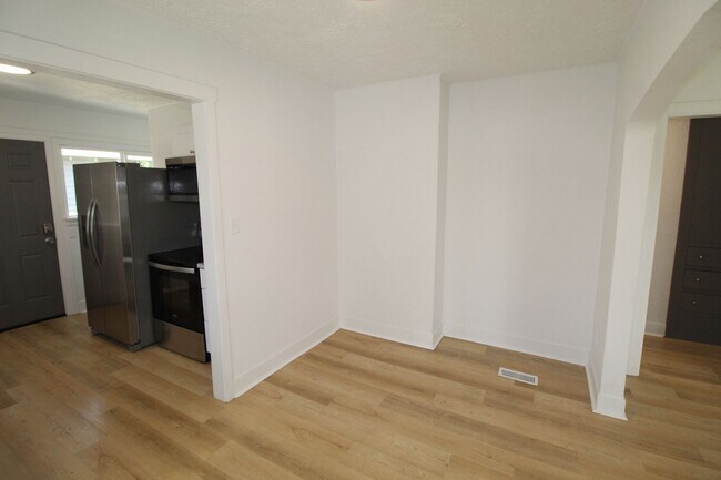 Foto del edificio - 327 E Bridgeport Ave