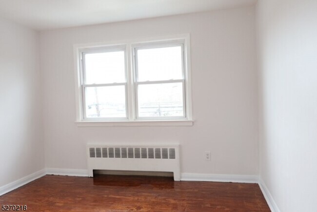Building Photo - 192 Maplewood Ave