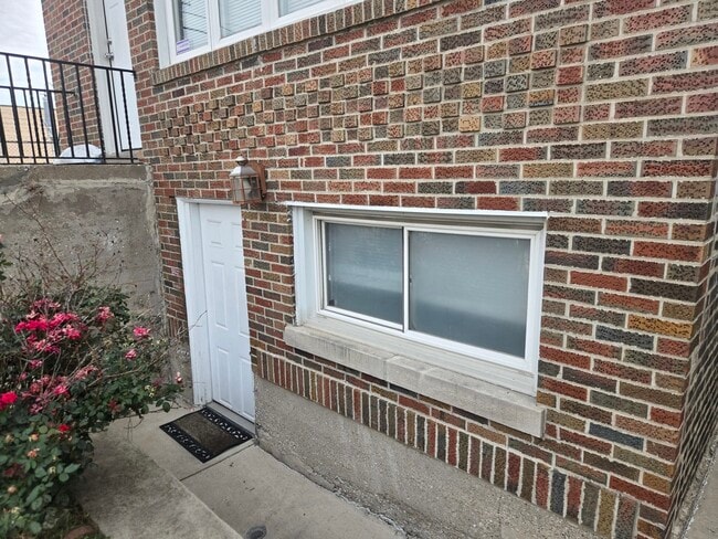 Building Photo - 1935 N Leamington Ave