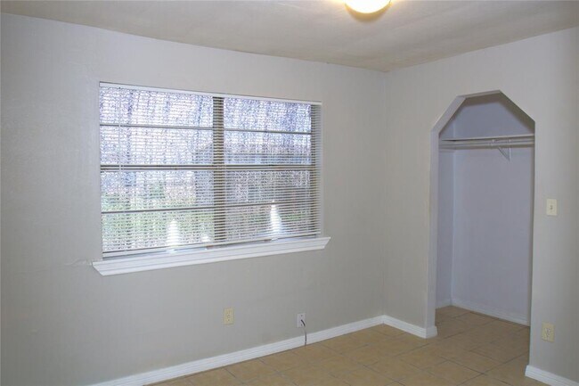 Building Photo - 123 W 6th St