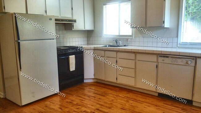 Building Photo - Darling Two Bedroom With Large Fenced Yard...