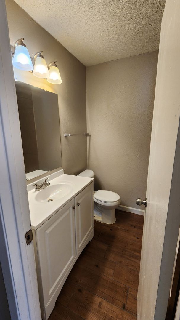 Foto del edificio - 1600 W Braker Ln