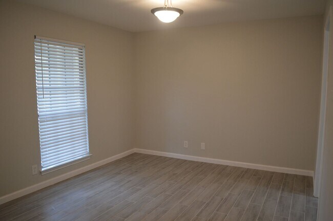 Foto del edificio - Gorgeous, Spacious 4 bed 2 bath