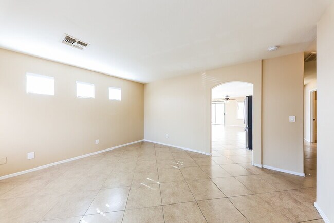 Foto del edificio - 10653 W Poinsettia Dr