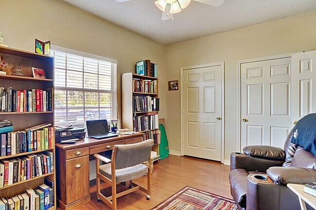 Foto del edificio - Charming Cottages for Rent in Waveland – 1 & 2 Bedroom Units Available at Cambridge Cottages!