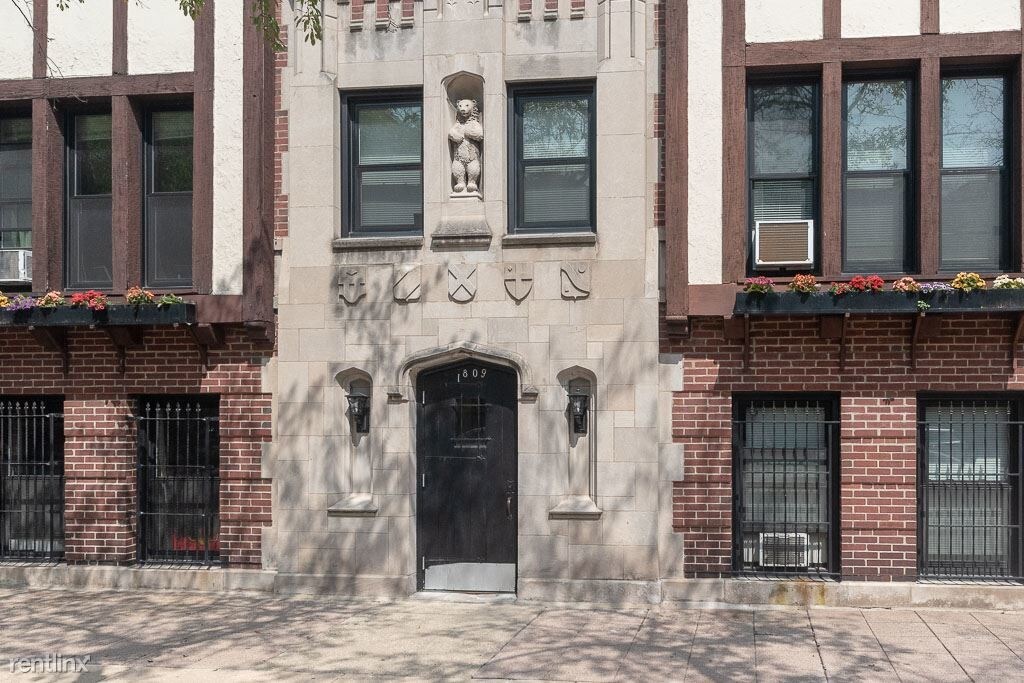 Primary Photo - 1809 N Lincoln Park W