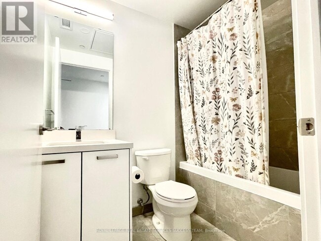 Photo du bâtiment - 458 Richmond St W