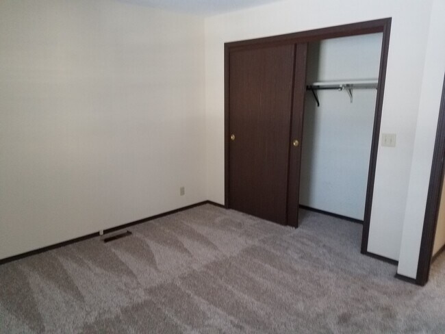 Foto del edificio - 717 Ashton Ln S