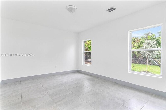 Foto del edificio - 2360 SW 14th St
