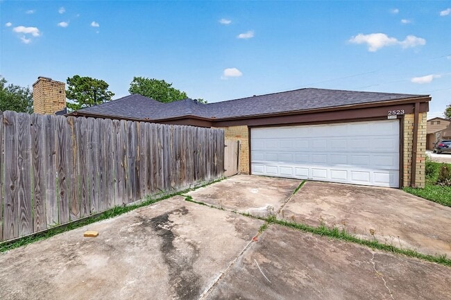 Foto del edificio - 2523 Creekway Cir