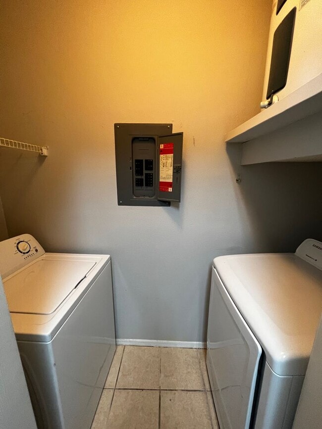 Foto del edificio - 2 Bed, 2 bath condo located  in a gated co...