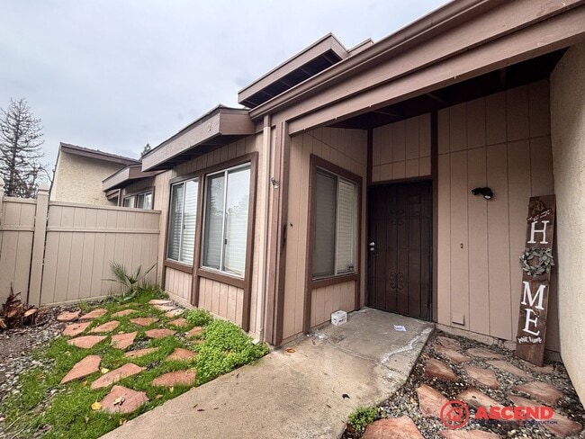 Building Photo - Cute 2 Bedroom Off Stockdale Hwy and California Ave!