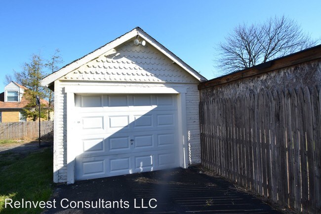 Building Photo - 112 Bacon St