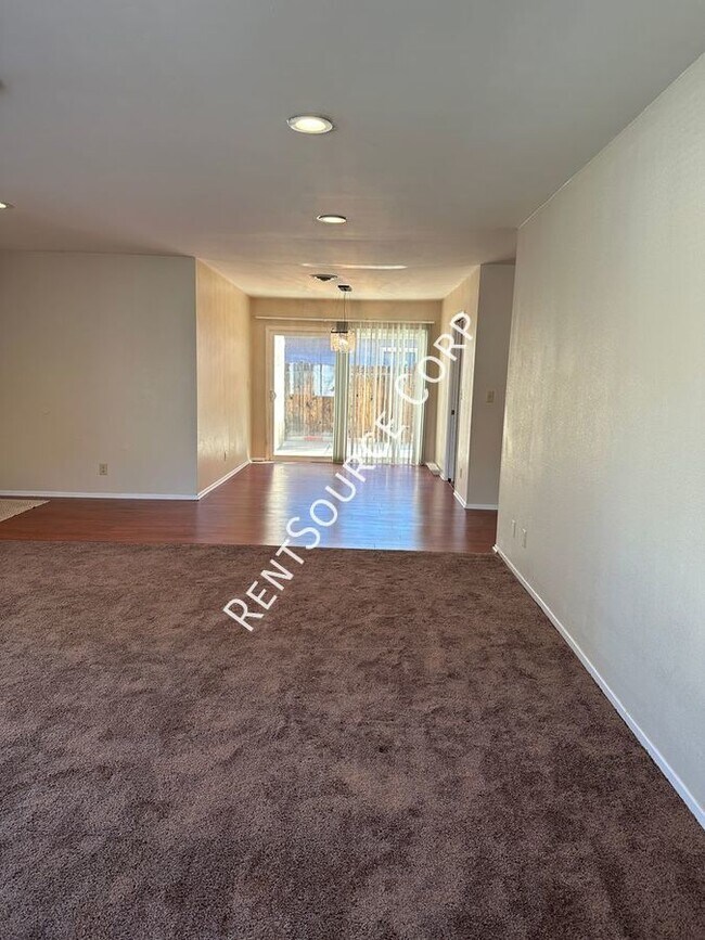 Building Photo - 3 Bedroom, 2 Bath home for Rent in Lancaster