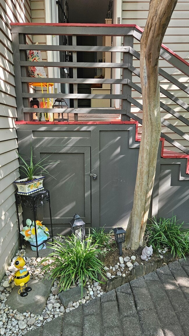 Building Photo - 415 W 7th St