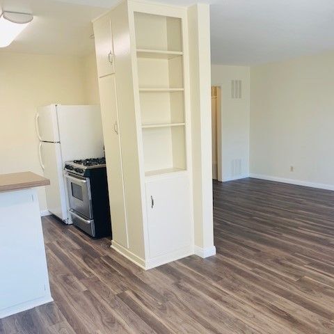 Foto del edificio - 6701 Wilkinson Ave